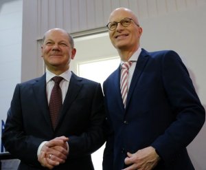 На канцлера Германии Шольца и мэра Гамбурга Цхентшера подали заявление