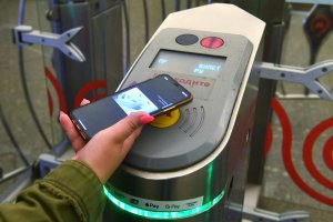 Ограничения в Apple Pay, сложности с Samsung и Google Pay. Альтернатива? Банкиры о сложностях россиян при оплате телефоном