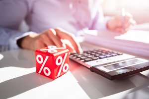 Депозиты могут озолотить: банки резко повысили ставки по вкладам и накопительным счетам. Как преумножить свои сбережения и в чём нюансы?