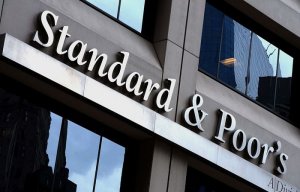 S&P понизило долгосрочный рейтинг РФ в иностранной валюте до "CCC-"