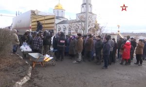 Гумпомощь на фоне стрельбы: как работают российские военные в Волновахском районе