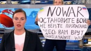 Редактор Первого канала объяснила мотивы своего появления в эфире с плакатом против войны и о пропаганде