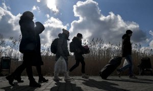 Скверный анекдот: украинские беженцы показывают Литве средний палец и крутят у виска