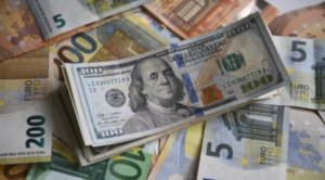 Курс доллара опустился ниже 75 рублей, евро — ниже 81 рубля