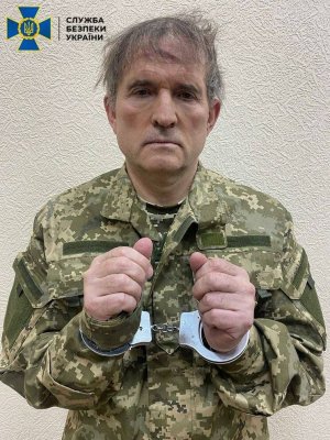 Зеленский заявил о задержании Медведчука и разместил фотографию похожего на оппозиционера человека в наручниках