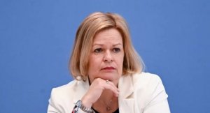 Давайте вывешивать только украинский и радужный флаги — сатира немецкого публициста