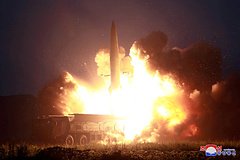 Северная Корея запустила два снаряда в сторону Японского моря