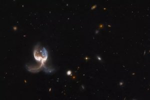 Телескоп «Хаббл» запечатлел «галактические крылья» — результат столкновения двух галактик