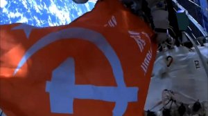 Космонавты развернули в открытом космосе копию Знамени Победы