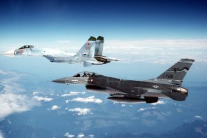 Военлёты спрогнозировали итоги боёв F-16 и Су-35 над Украиной