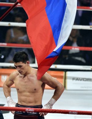 Российский боксер Дмитрий Бивол защитил титул чемпиона мира по версии WBA, победив мексиканца Сауля Альвареса