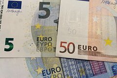 Курс евро упал до 69 рублей впервые с февраля 2020 года