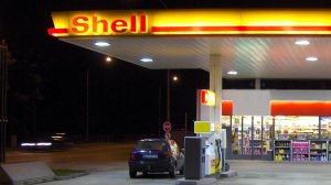 На заправках Shell приостановлена продажа топлива, кафе и магазины пока работают