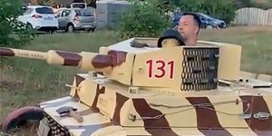 [Что они там курят?]Арестович показал, как умеет кататься на игрушечном танке «Тигр»