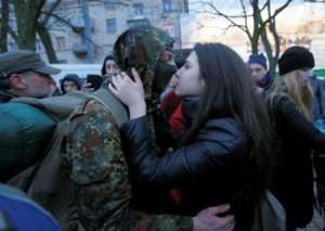 [«Зовёт железо в живых втыкать»] Украинцы начинают понимать, что их используют как пушечное мясо. Самая обсуждаемая в Киеве новость — Указ Зеленского о продлении военного положения на 90 дней