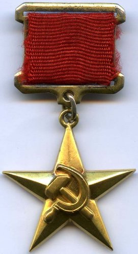 22 мая 1940 года в СССР учреждена медаль «Серп и Молот» — знак отличия Героя Социалистического Труда
