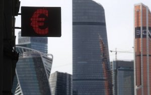 Курс евро на Мосбирже опустился до 59 рублей впервые с июня 2015 года. Курс доллара снижался до 57,47 рубля