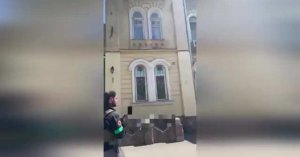 Тут у нас Россия: в Одессе бабушка остановила толпу боевиков ВСУ    (Смелая бабушка в Одессе заявила боевикам ВСУ, что они "понаехали" в русский город)