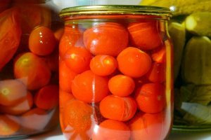 [Что они там курят?]Киевлянка сбила российский дрон банкой с помидорами