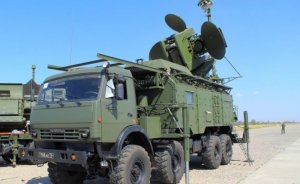 [«Не забудь потемнее накидку»] Минобороны РФ впервые показало работу комплекса РЭБ «Палантин» на Украине. Система работает точечно на дальность более 20 км