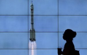 Китай в воскресенье осуществил запуск космического пилотируемого корабля «Шэньчжоу-14» с тремя тайконавтами на борту к орбитальной станции КНР