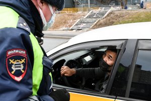 Президент подписал закон о запрете водителям с судимостью работать в такси