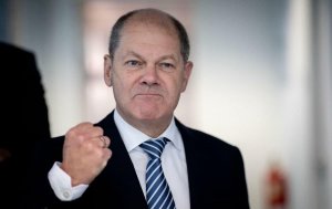 Шольц заявил о проблемах в вопросе отказа от нефти из России