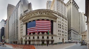 Ключевые индексы на Нью-Йоркской фондовой бирже снизились на 1,9-2,7% после открытия торгов в понедельник на фоне рекордной за 40 лет инфляции в стране