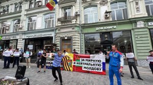 В Москве активисты провели акцию у посольства Молдавии против позиции США и НАТО
