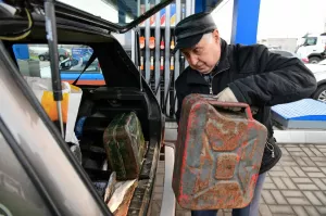 В Финляндию теперь автомобилистов не пускают с канистрами с бензином: санкции же.