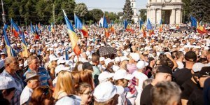 В центре Кишинева на акцию протеста оппозиции собрались тысячи человек. Они потребовали от президента уйти в отставку