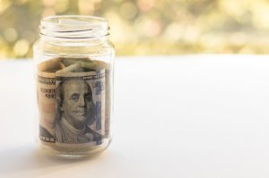 Правительство России поддержало законопроект, позволяющий банкам устанавливать отрицательные ставки на валютные вклады юридических лиц