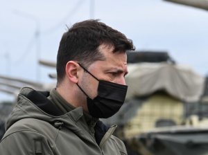 [На крючке] Зеленский заявил, что «украинцы не готовы уступать свою землю и принять то, что эти территории принадлежат России, а решение не принимать Украину в НАТО является неправильным»