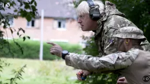 "Отправьте его на Украину". Британцы осудили тренирующегося с ВСУ Джонсона