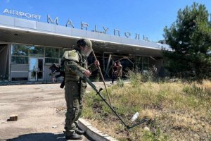 Разминирование воздушных ворот Мариуполя в разгаре