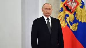 Путин принимает участие в мероприятиях по случаю дня Военно-морского флота РФ. Президент обходит на катере парадную линию боевых кораблей на Кронштадтском рейде