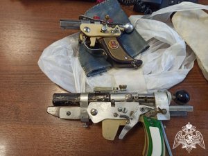 Пожилая женщина добровольно сдала самодельные пистолеты инспекторам Росгвардии в Ивано