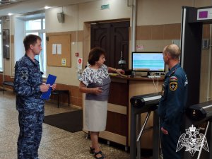 В Ивановской области сотрудники Росгвардии проверяют уровень обеспечения безопасности в образовательных учреждениях