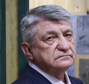 Сокуров: когда "Сказку" попросили показать на Каннском фестивале и затем увидели готовый материал, они были настолько изумлены и испуганы фильмом, что немедленно отправили его в спецслужбы Франции