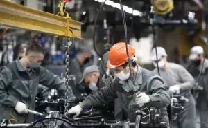 Эксперты Центра макроэкономического анализа и краткосрочного прогнозирования (ЦМАКП) назвали три сценария движения экономики России под санкциями: автаркия, инерция и рост