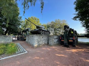 В Эстонии начали демонтаж советских памятников, первым переместят танк Т-34 в Нарве