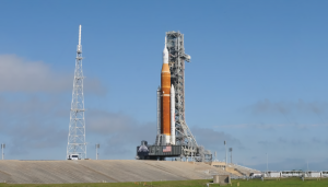 США готовится облететь Луну. NASA начала готовить ракету к запуску на Луну. Если всё пойдёт по плану, запуск состоится менее чем через две недели