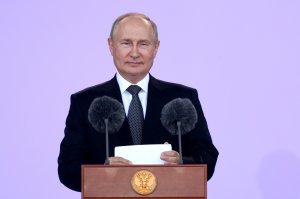 [80%] ВЦИОМ: уровень доверия россиян Путину составил 80%, за неделю снизившись на 1,3%. Деятельность кабмина одобряют 52,1% опрошенных, а работу председателя правительства Михаила Мишустина - 52,2%