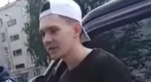 Нахамивший волонтерам сын депутата снялся с выборов на Урале