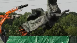 Россия пригрозила Латвии ответом на снос памятника Освободителям Риги