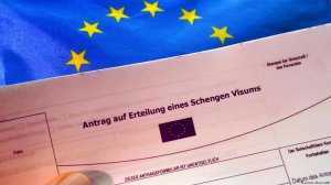 Politico: в ЕС планируют поднять цены на визы россиянам и замедлить их выдач