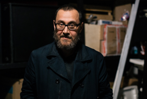 Театрального режиссера и его труппу задержали во время спектакля  (На режиссера Лисовского завели дело о дискредитации ВС РФ )