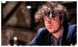 Победивший Магнуса Карлсена американский шахматист обвиняется в получении подсказок через анальный передатчик. Что?!!!  (Шахматный скандал комментирует даже Илон Маск)