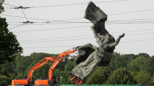 Евродепутаты от Греции призвали ЕК дать оценку случаям демонтажа в странах ЕС памятников в честь Победы