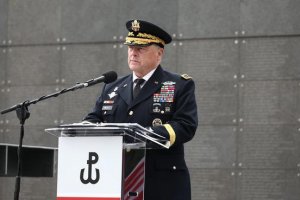 В воскресенье  Председатель Объединённого комитета начальников штабов США посетил войска в Польше, оценивает безопасность войск США